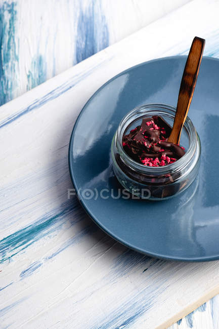 Délicieux chocolat dans un pot en verre sur la table — Photo de stock
