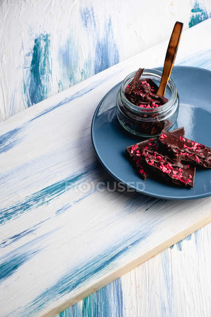Chocolate saboroso caseiro na placa na mesa — Fotografia de Stock