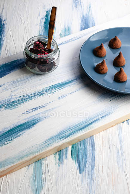 Смачні шоколадні цукерки на дерев'яному столі — стокове фото