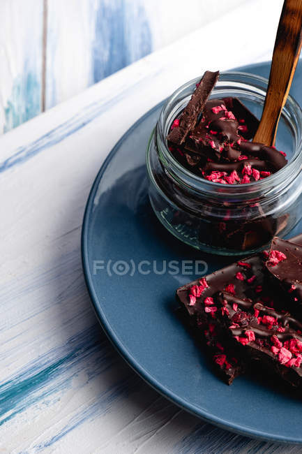 Chocolate saboroso caseiro na placa na mesa — Fotografia de Stock