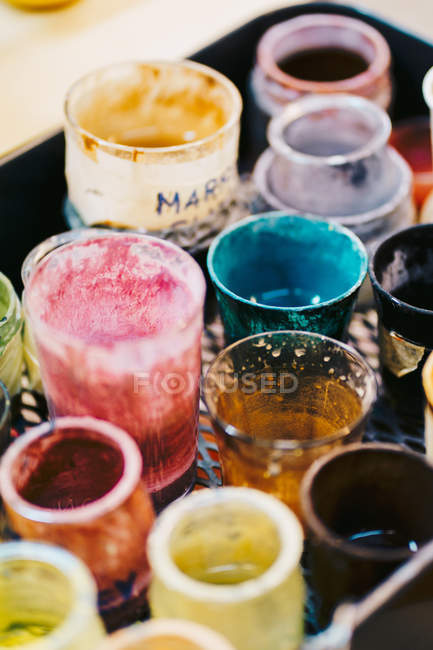 Vasos de vidrio con pinturas en taller - foto de stock