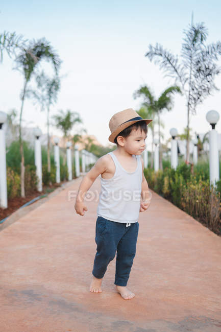 Азиатский ребенок ходит босиком по улице — стоковое фото
