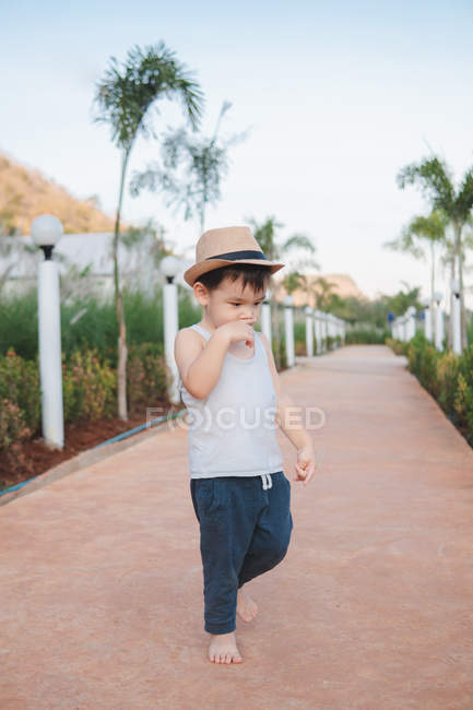 Ásia criança andando descalço no rua — Fotografia de Stock