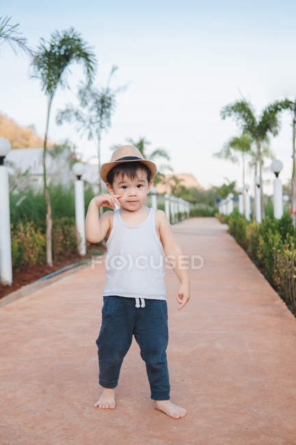 Asiatique enfant marche pieds nus dans la rue — Photo de stock