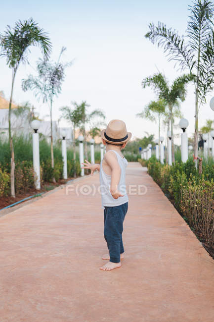 Asiatico bambino a piedi nudi in strada — Foto stock