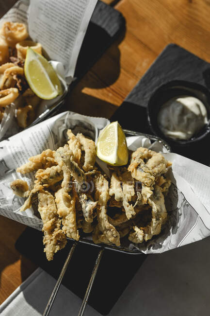 Tempura de crevettes avec sauce au restaurant — Photo de stock