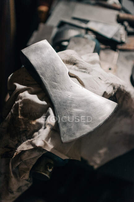 Гостра сталева сокира на столі в майстерні — стокове фото