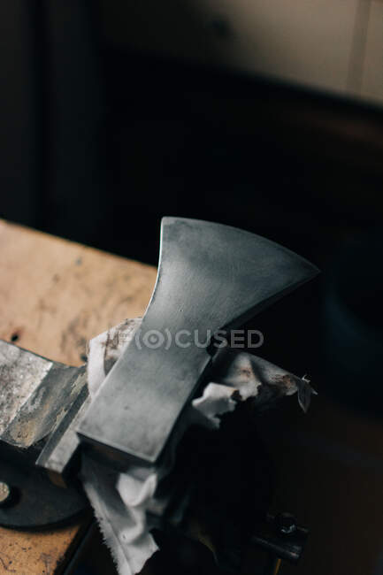 Hache en acier aiguisé sur table dans l'atelier — Photo de stock