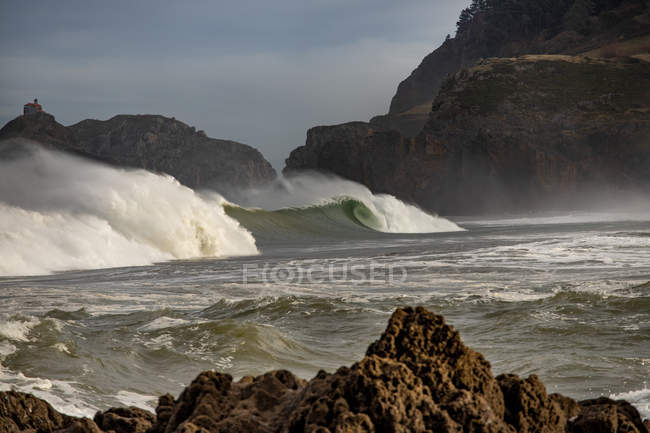 Грубі хвилі розбиваються на пірсі під час припливу — стокове фото