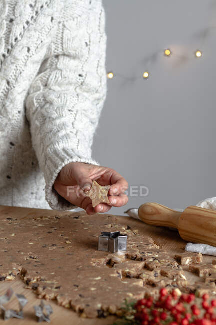 Senhora anônima preparando biscoitos com forma de lata para assar — Fotografia de Stock