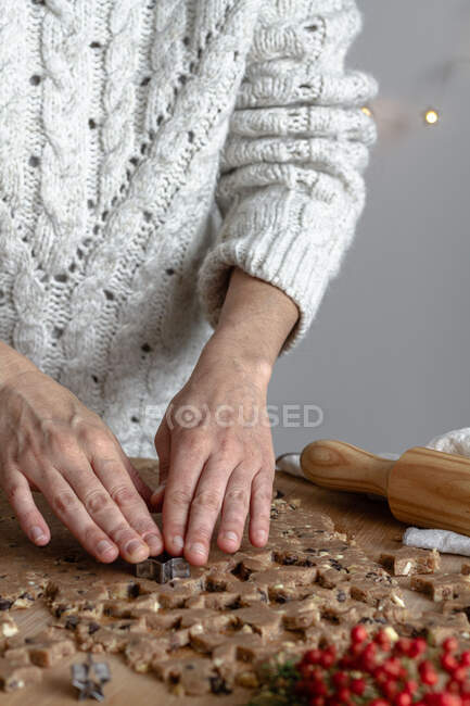 Анонимная леди готовит печенье с оловянной формой для выпечки — стоковое фото