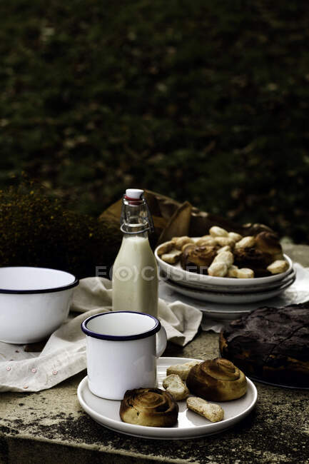 De cima de bolo de massa e garrafa com leite na mesa para piquenique no parque — Fotografia de Stock