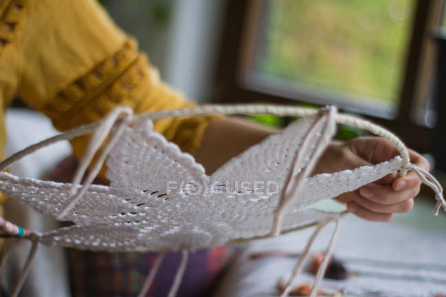Imagem cortada da mulher criando handmade sonhador com fios longos passar tempo em casa — Fotografia de Stock