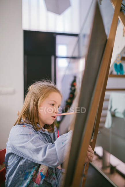 Bambino disegno su tela — Foto stock