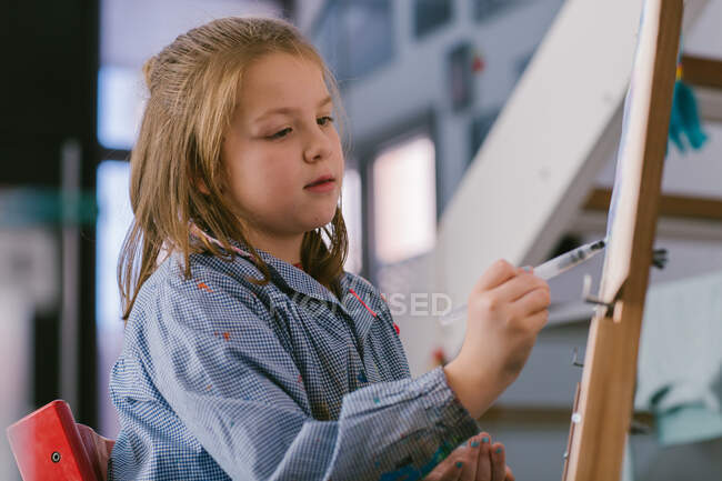Bambino disegno su tela — Foto stock