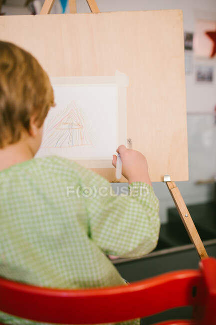 Kind zeichnet zu Hause auf Leinwand — Stockfoto