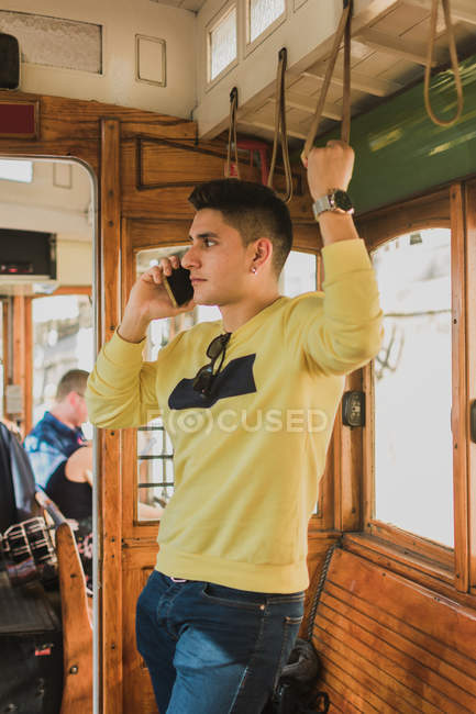 Людина розмовляє по телефону під час їзди в поїзді — стокове фото