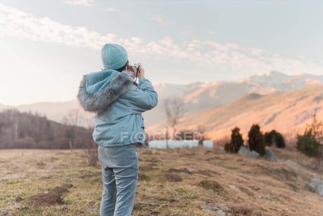 Femme prenant des photos avec caméra de paysage — Photo de stock
