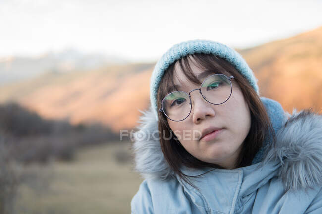 Frau sitzt in der Natur und betrachtet Landschaft — Stockfoto