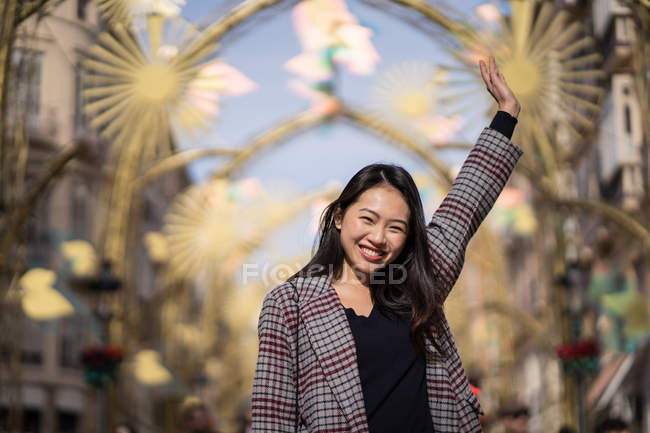 Glückliche junge Frau auf Straße in der Innenstadt — Stockfoto