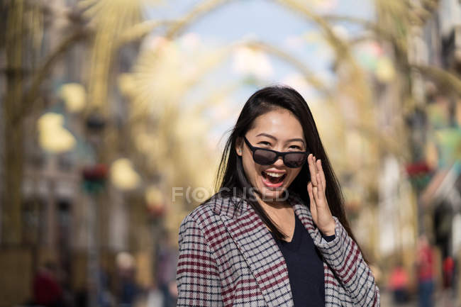 Femme joyeuse dans la rue dans la vieille ville — Photo de stock