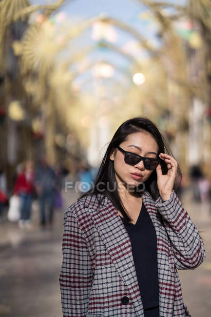 Радісна жінка на вулиці в старому місті — стокове фото