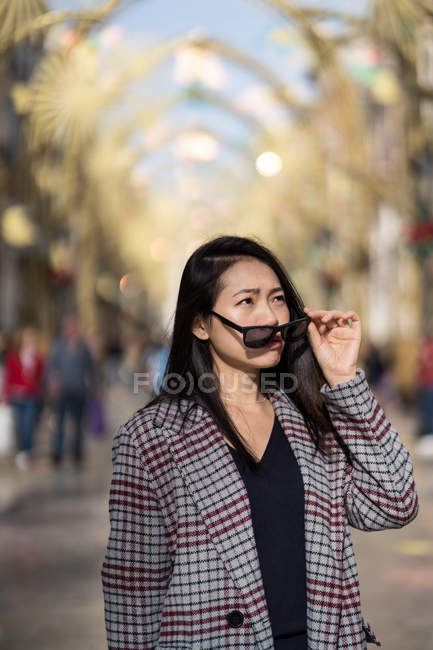 Радостная женщина на улице в старом городе — стоковое фото