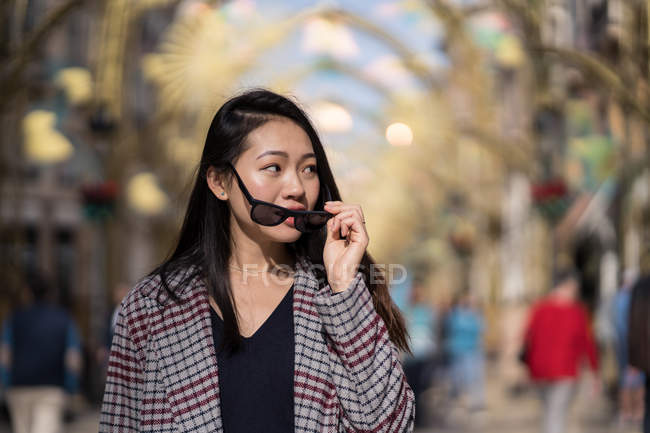 Fröhliche Frau auf Straße in der Altstadt — Stockfoto