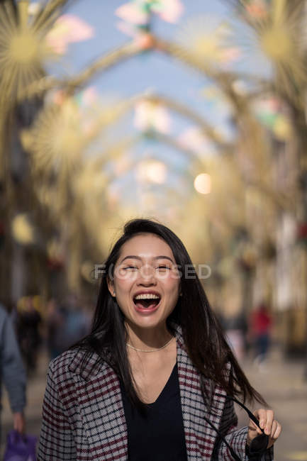 Felice giovane donna in strada in centro — Foto stock