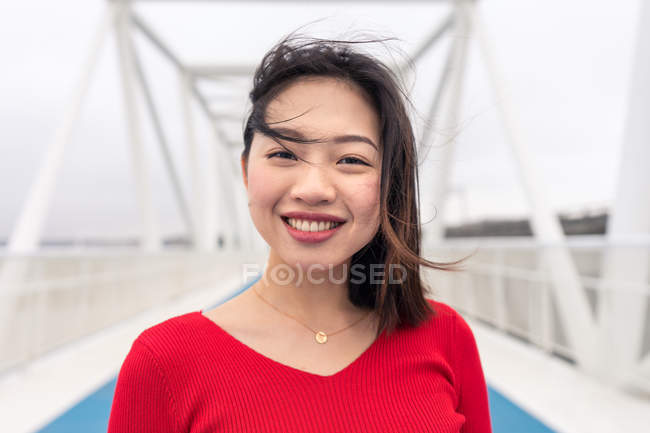 Agradable asiática joven mujer disfrutando caminar - foto de stock