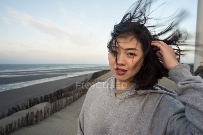 Positiva donna asiatica sulle colline sabbiose — Foto stock