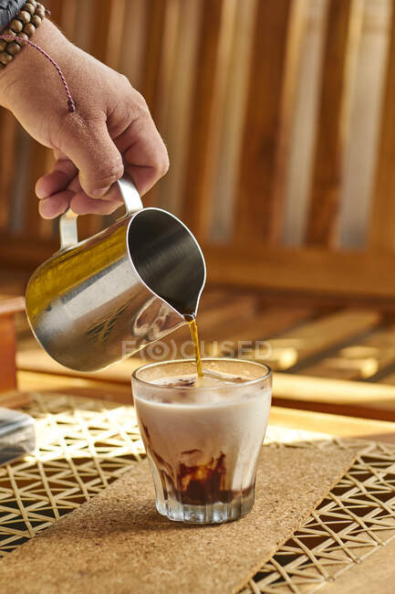Prozess der Zubereitung von köstlich duftendem Eiskaffee mit Milch — Stockfoto