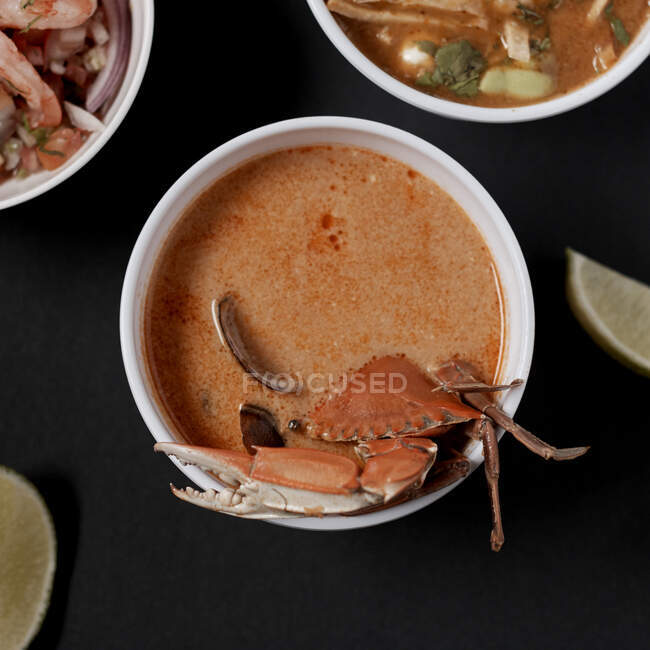 Пряный суп из морепродуктов с вкусным крабом — стоковое фото