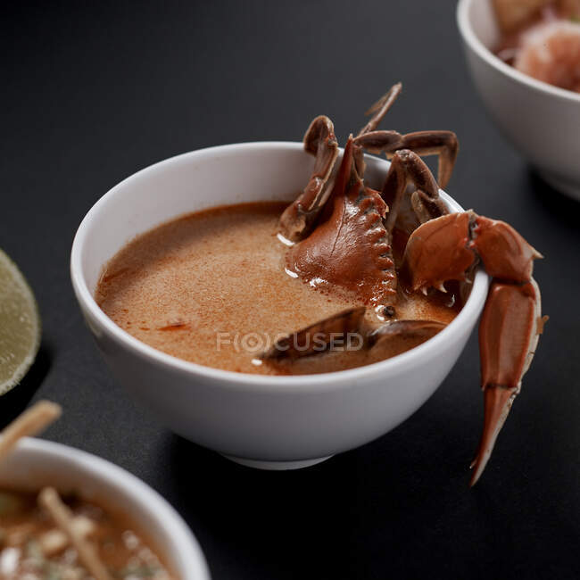 Пряный суп из морепродуктов с вкусным крабом — стоковое фото