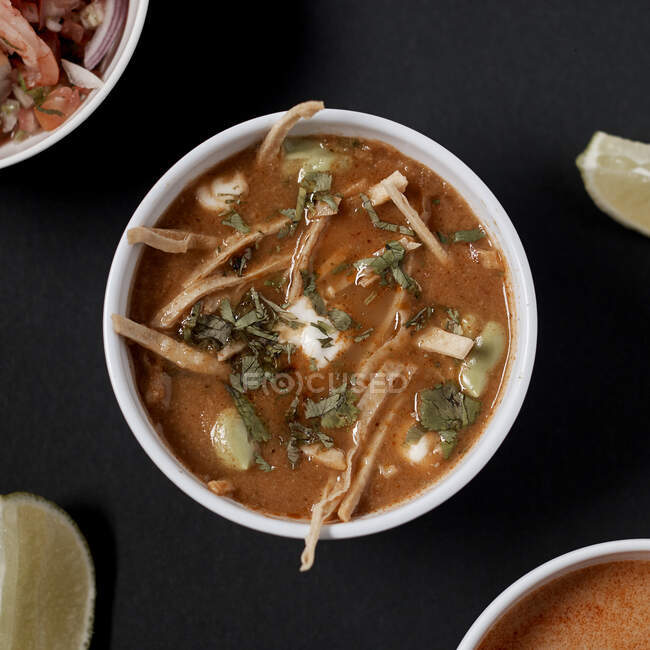 Чаша вкусного домашнего овощного супа со сметаной и свежей — стоковое фото