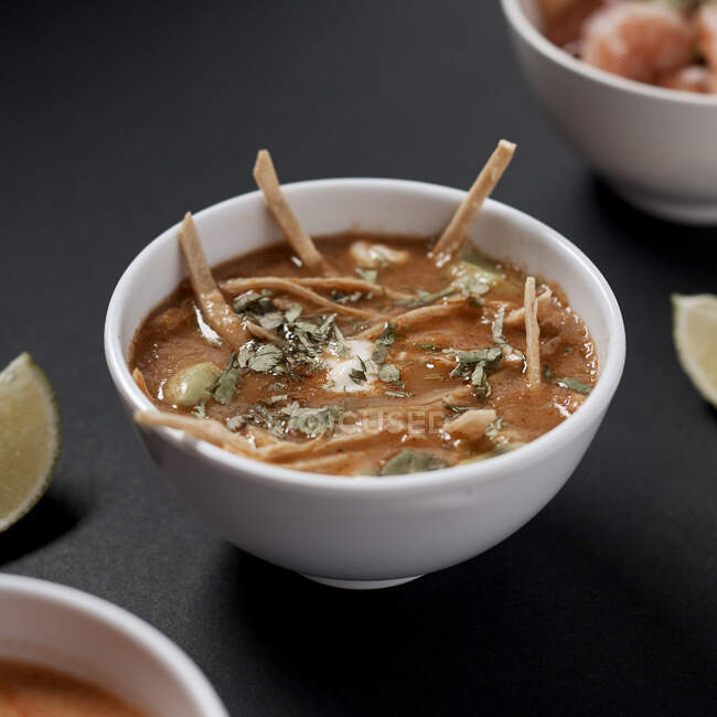 Tigela de sopa de legumes doméstica saborosa com creme azedo e fresco — Fotografia de Stock