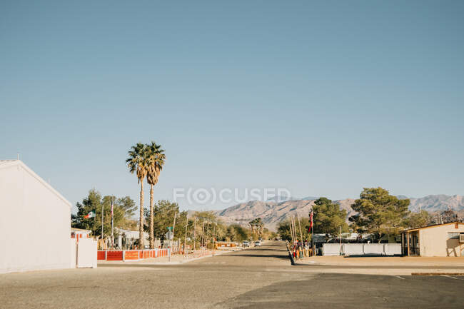 Casas com garagem e basquete aro na rua — Fotografia de Stock