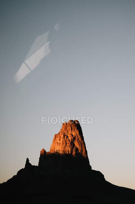 Da sotto di montagna di canyon in buio all'alba in spiaggia in Stati Uniti — Foto stock
