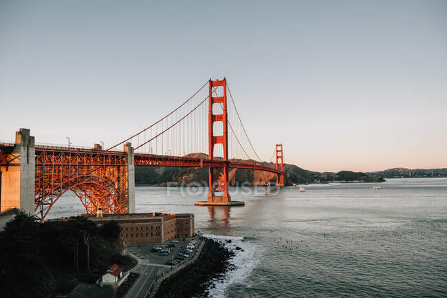 Golden Gate Bridge проти ясного блакитного неба в Каліфорнії Історична спадщина в США на світанку — стокове фото