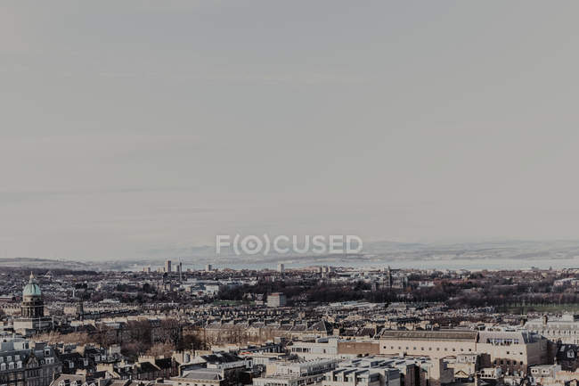 Сверху воздушный вид исторического района старого прибрежного города на море и безоблачное серое небо — стоковое фото