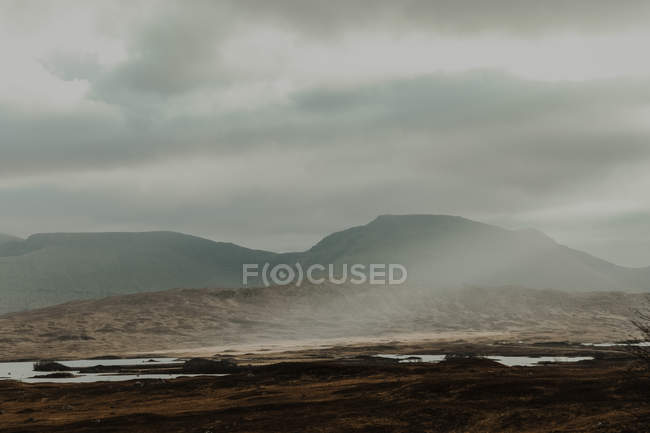 Landschaft des herbstlichen weiten Parks mit Hügeln und Nebel im Herbst an bewölkten Tagen — Stockfoto