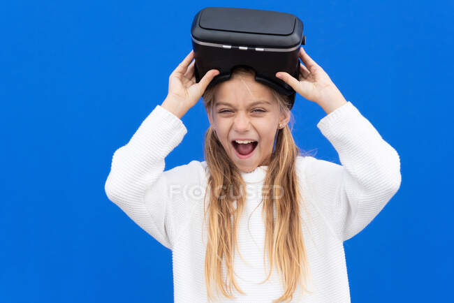 Menina positiva jogando VR no estúdio — Fotografia de Stock