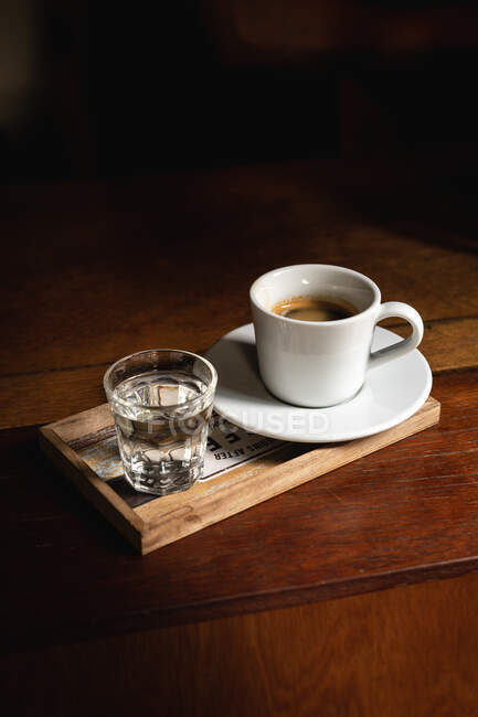 Tasse avec un café expresso — Photo de stock