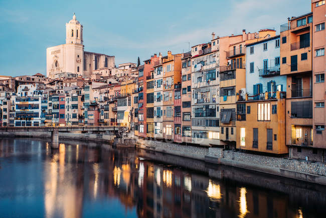 Scenic landscape of houses on promenade in early evening, Girona, Spain — Stock Photo