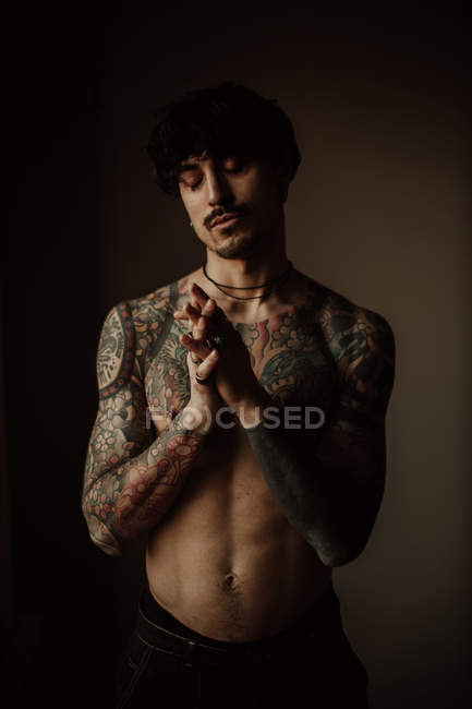 Bonito homem sem camisa com bigode, piercing e tatuagens posando em estúdio — Fotografia de Stock