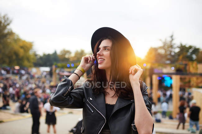 Langhaarige zarte schöne Frau, die bei hellem Tag im Park beim Festival nachdenklich wegschaut — Stockfoto
