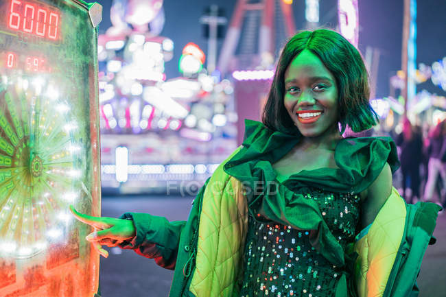 Весела чорна жінка на смішному — стокове фото