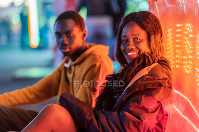 Schwarzes Paar ruht sich auf Festplatz aus — Stockfoto