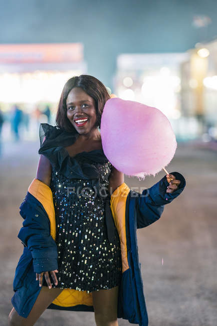 Allegro donna afroamericana con zucchero filato — Foto stock