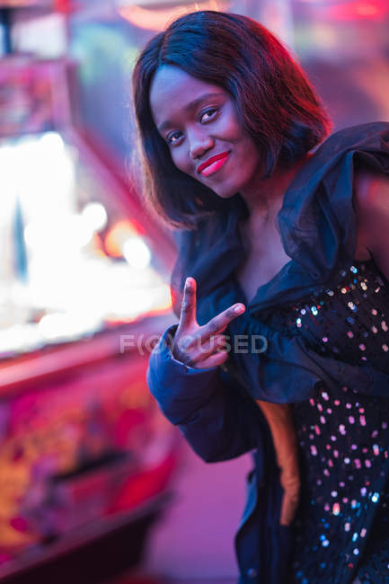 Gai noir femme sur funfair — Photo de stock